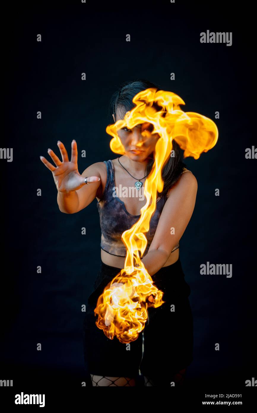 Porträt einer schönen Frau, die mit Feuer spielt Stockfoto