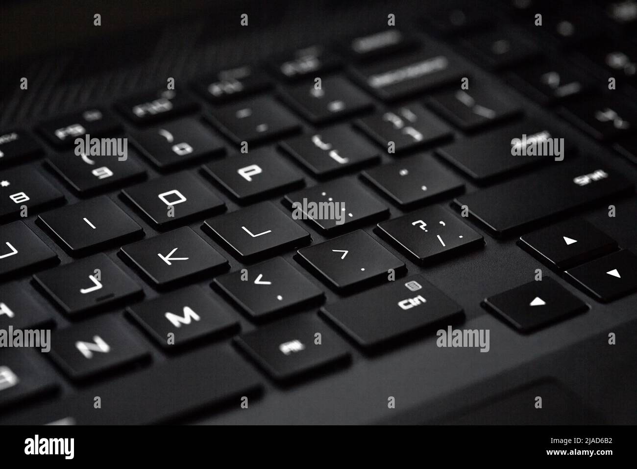 Nahaufnahme der Computertastatur, technologischer Schwarz-Weiß-Hintergrund mit selektivem Fokus Stockfoto