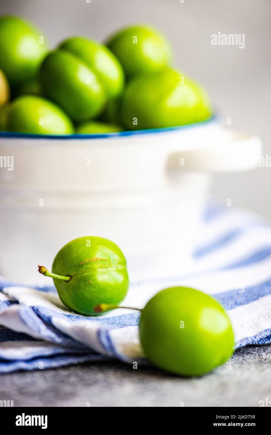 Schale aus grünen Kirschpflaumen in einer Keramikschale Stockfoto
