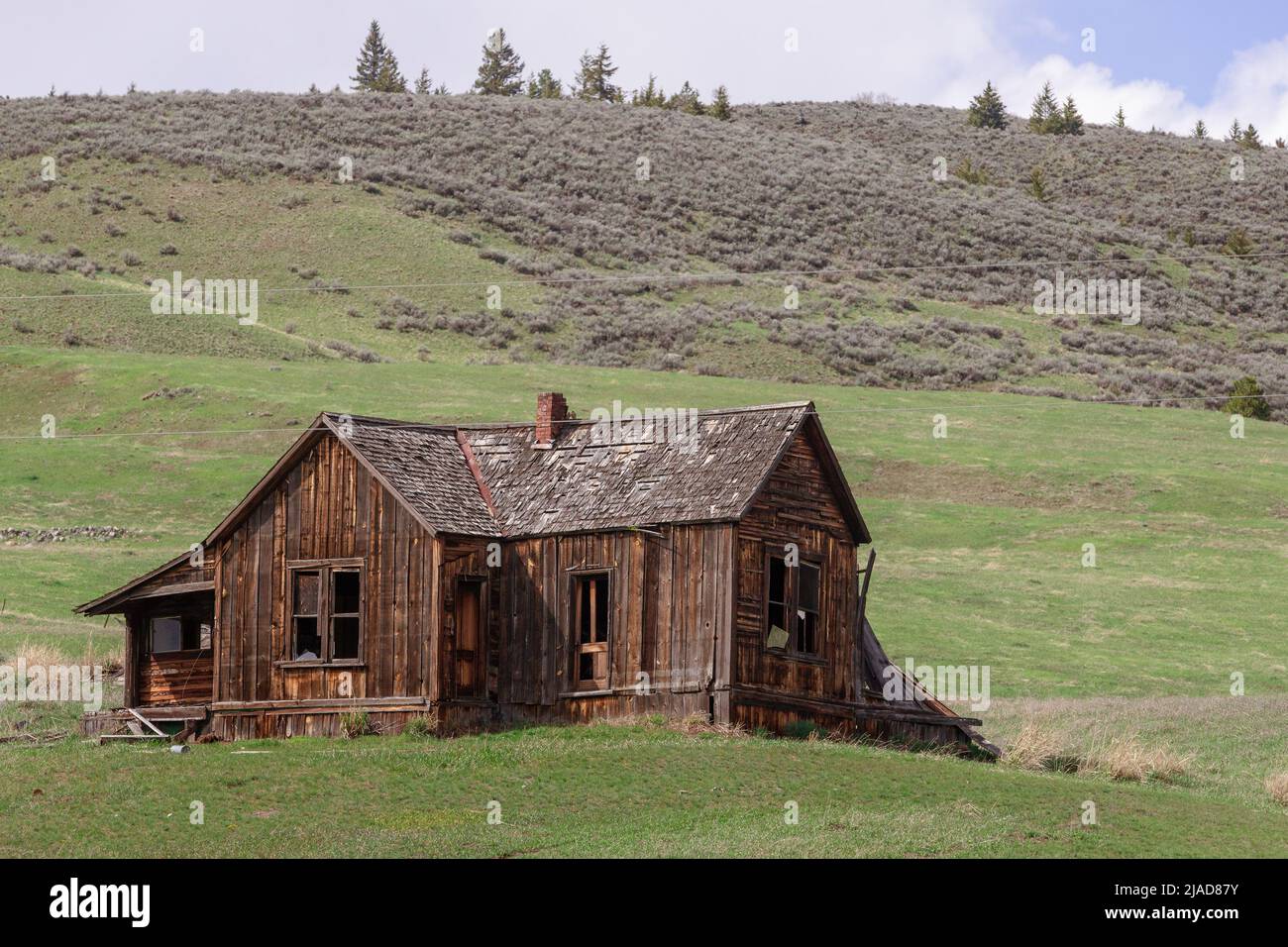 Molson, WA - USA: 05-10-2022: Ein altes leeres Gehöft direkt außerhalb der Stadt Stockfoto