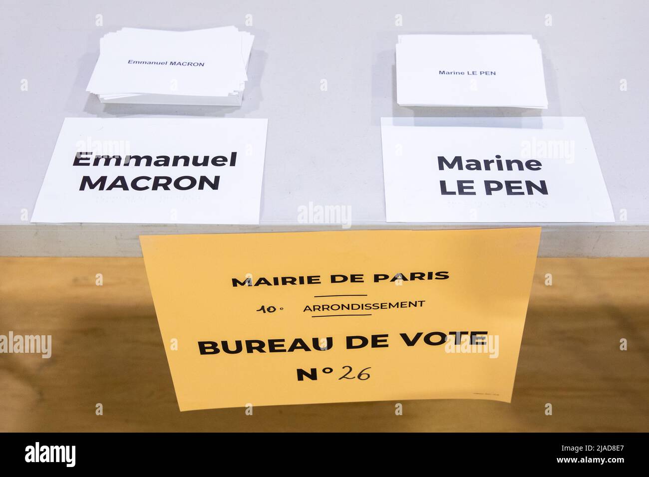 Bei den Wahlen in Paris stimmen die Menschen in den Schulen ab Stockfoto