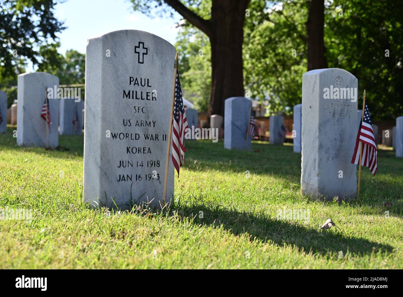 Raleigh, NC, USA, 29.. Mai 2022, vor dem Memorial Day werden auf den Raleigh National Cemeteries 6.000 Grabsteinen von Männern und Frauen, die in Konflikten vom Bürgerkrieg bis zu den Kriegen im Irak und in Afghanistan dienten, Grabsteine angebracht. Credit D Guest Smith / Alamy Live News Stockfoto