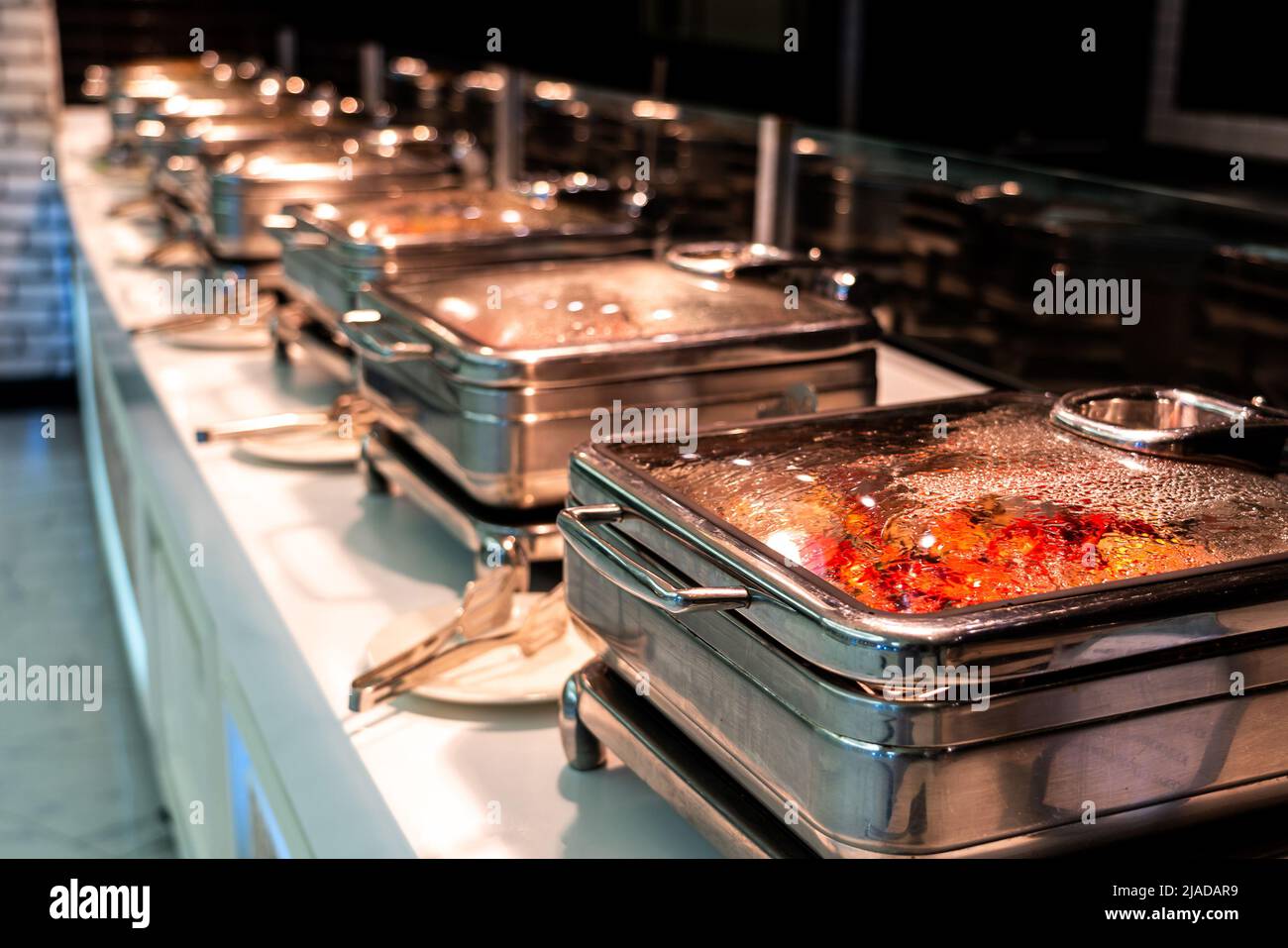 Catering-Buffet mit beheizten Tabletts bereit für den Service im Hotelrestaurant Stockfoto