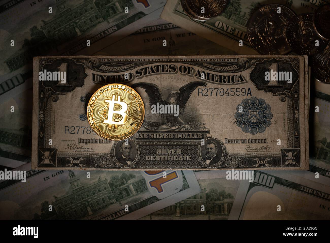 Bitcoin Dollar Exchange Market Concept, glänzende Gold Bitcoin Münze auf 1 US-Dollar. Seltene Banknote des Black Eagle Stockfoto