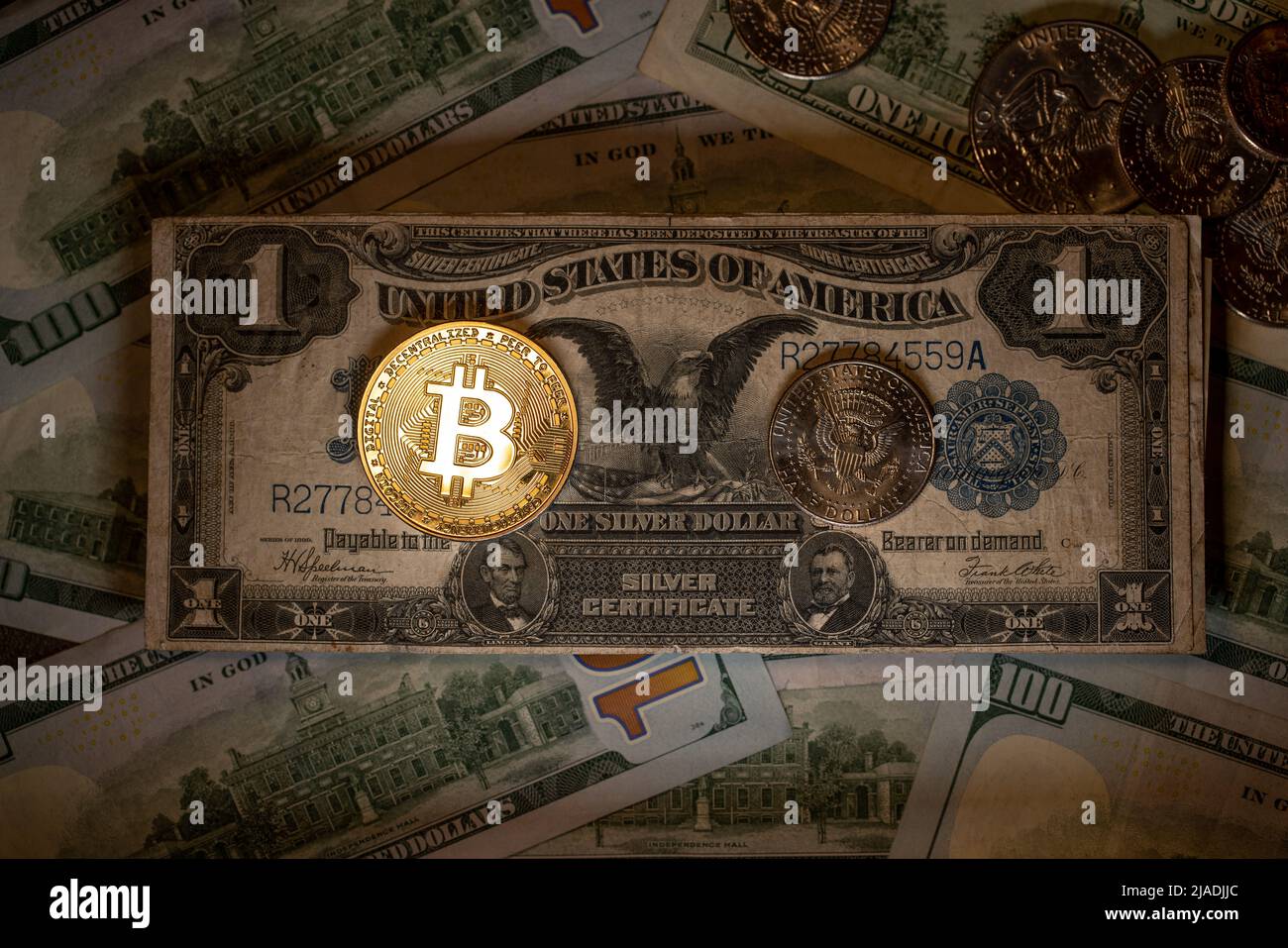 Glänzendes Gold Bitcoin auf Black Eagle Dollar Banknote. Digitale Währung und historisches Papiergeld. Halbe Dollar-Münze neben Krypto-Münze Stockfoto