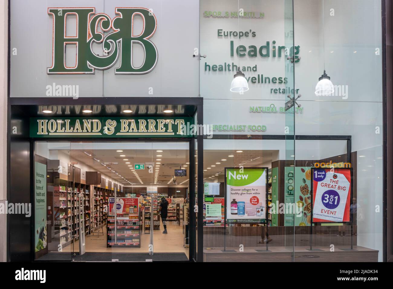 High Wycombe, England - Juli 21. 2021: Gesundheits- und Wellnessgeschäft von Holland und Barrett im Einkaufszentrum Eden. Die Kette hat eine Präsenz in 16 zählen Stockfoto