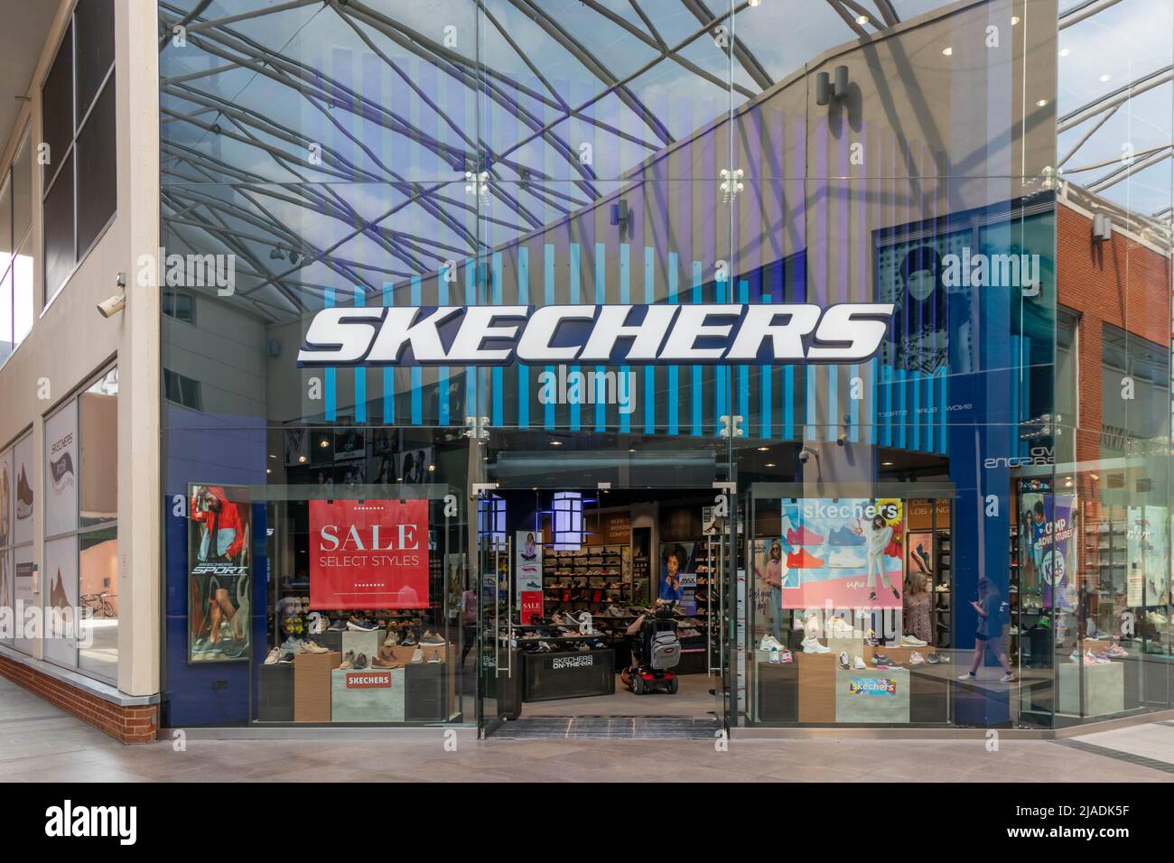 High Wycombe, England - Juli 21. 2021: Skechers Shop im Einkaufszentrum Eden. Die Kette ist in amerikanischem Besitz. Stockfoto