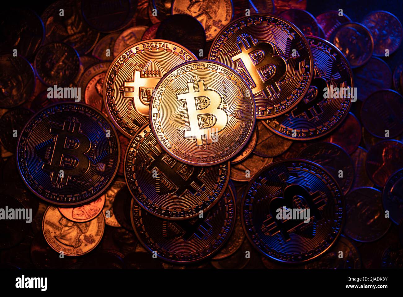 Glänzendes Gold Bitcoin-Münze auf angehäuften Krypto-Münzen, BTC-Währungshandel mit verschiedenen digitalen Währungen. Bitcoin-Hintergrund, Kryptowährungsmuster Stockfoto