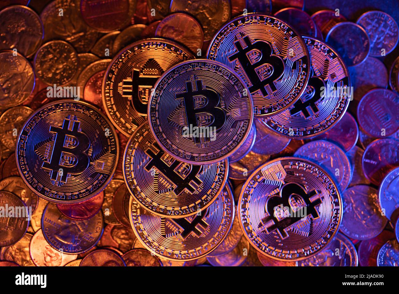 Bitcoin-Münzen auf der Oberseite der aufgestapelten Euro-Münzen. Bitcoin Kryptowährung und Euro fiat Money. Handel mit digitalen Vermögenswerten in Europa Konzept Stockfoto