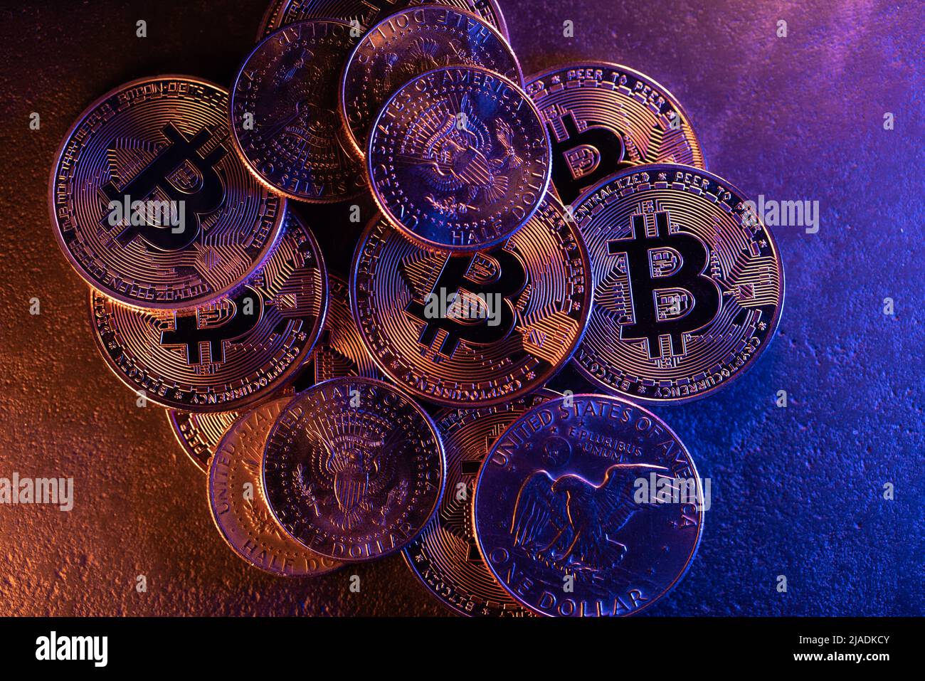 Gemischte Krypto-Münzen mit US-Dollar-Münzen. Handel mit Dollar fiat Geld mit Kryptowährung. Münzen stapeln Stockfoto