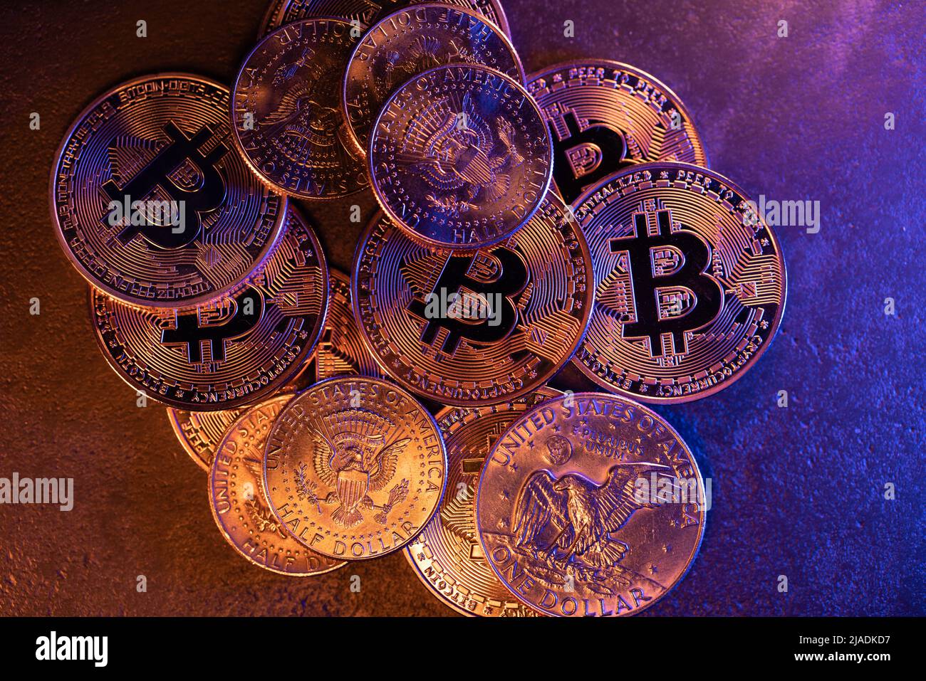 Bitcoin mit Half-Dollar-Münzen, die sich anhäufen, Handelsvolumen des Kryptowährungskonzepts. Austausch von Crypto mit Dollar Währung Stockfoto