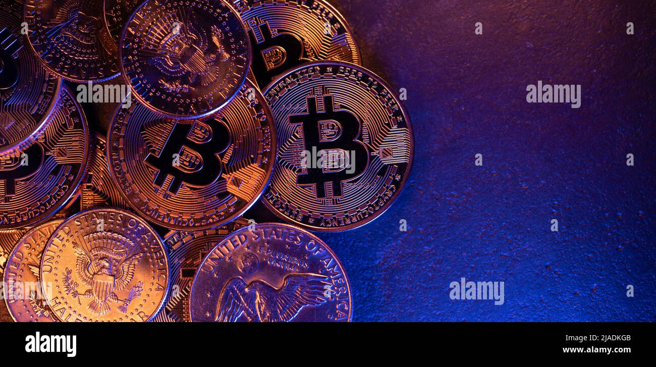 Bitcoin Krypto Währung mit Eisenhower Dollar Münze unter buntem Licht. Krypto-Handel mit hartem fiat-Geld Stockfoto