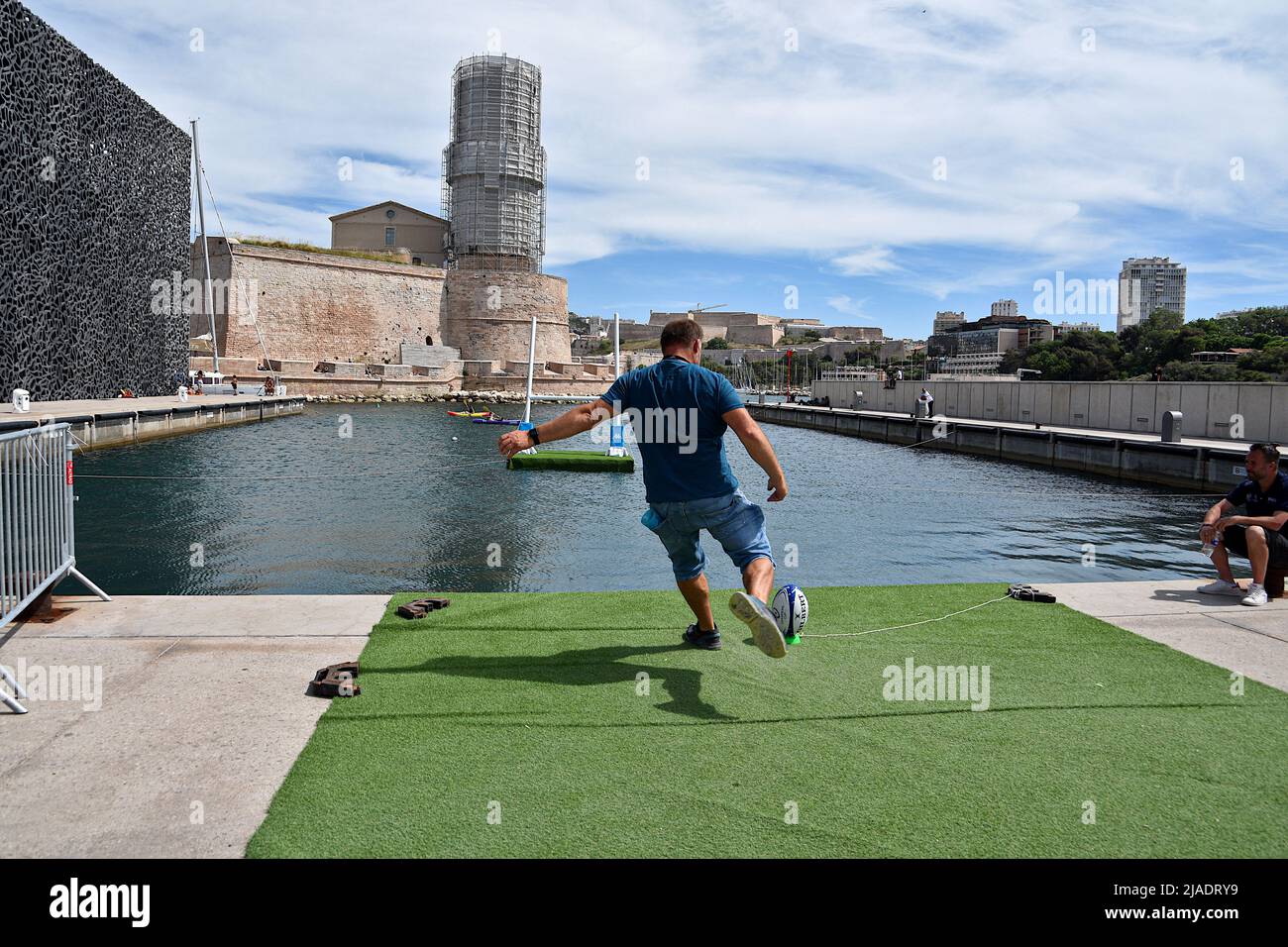 Marseille, Frankreich. 28.. Mai 2022. Ein Mann wird gesehen, wie er versucht, einen Test in einem Spiel zu verwandeln, das auf der Fanzone der Cup Challenge und des Champion Cup of Rugby installiert ist. Anlässlich des Challenge Cup und des Champion Cup of Rugby wurde am Place du J4 in Marseille eine Fanzone eingerichtet. Die Lyonnais (Lou) gewannen (30-12) das Finale des Challenge Cup gegen Toulon (RSCT) und die Iren von Leinster verneigten sich (21-24) im Finale des Champion Cup gegen La Rochelle. Kredit: SOPA Images Limited/Alamy Live Nachrichten Stockfoto