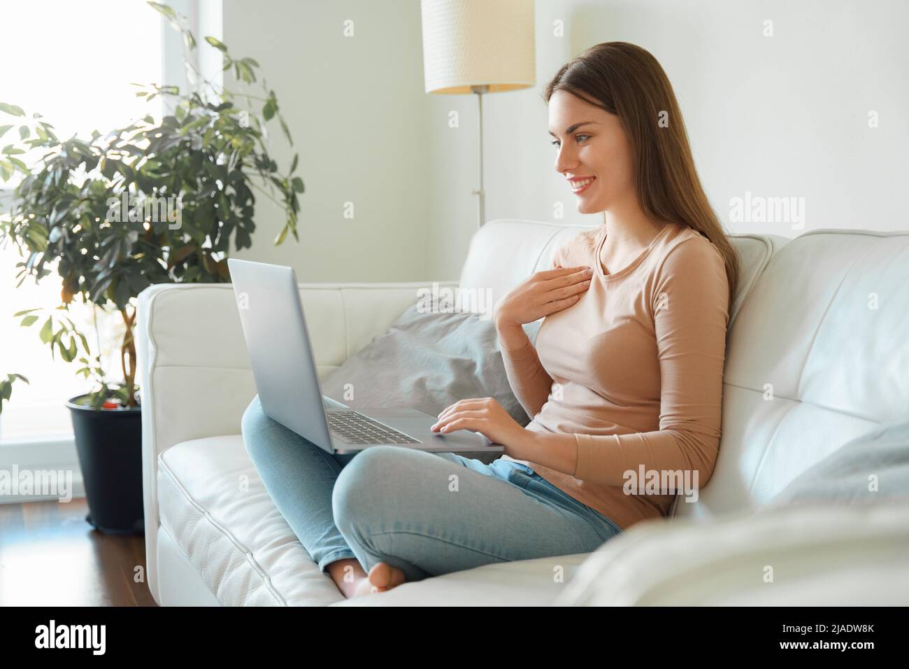 Ganzkörper-Foto junge Teenager Frau mit Gespräch auf Laptop-Videokonferenz Stockfoto