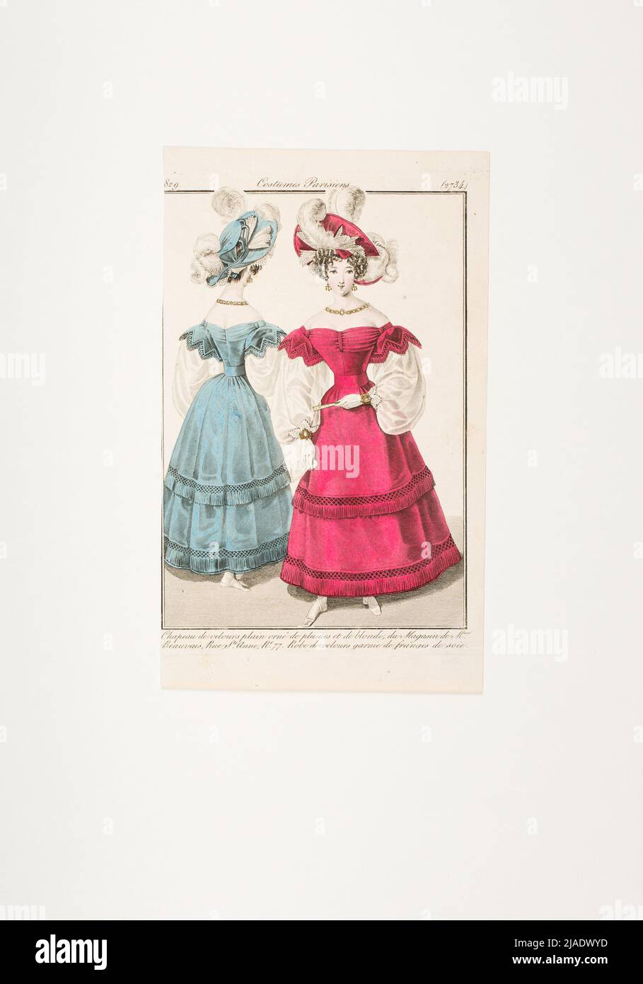 Modebild: Zwei Figuren, blaues und rotes Samtkleid mit Fransen verziert, weiße Schinkenärmel. Unbekannt Stockfoto