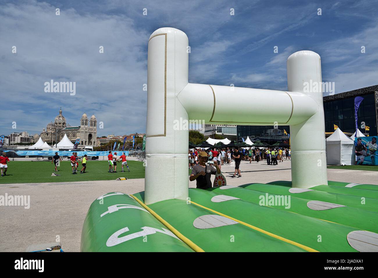 Marseille, Frankreich. 28.. Mai 2022. Eine aufblasbare Struktur, die ein Rugby-Feld darstellt, ist in der Fanzone der Cup Challenge und des Champion Cup of Rugby installiert. Anlässlich des Challenge Cup und des Champion Cup of Rugby wurde am Place du J4 in Marseille eine Fanzone eingerichtet. Die Lyonnais (Lou) gewannen (30-12) das Finale des Challenge Cup gegen Toulon (RSCT) und die Iren von Leinster verneigten sich (21-24) im Finale des Champion Cup gegen La Rochelle. (Foto von Gerard Bottino/SOPA Images/Sipa USA) Quelle: SIPA USA/Alamy Live News Stockfoto