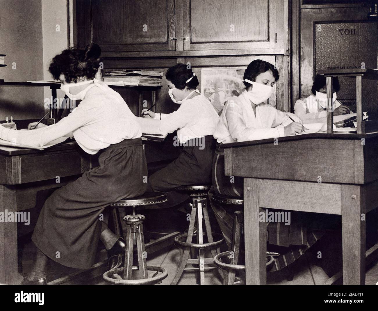 Angestellte, die während der Pandemie von 1918 in New York arbeiteten Stockfoto