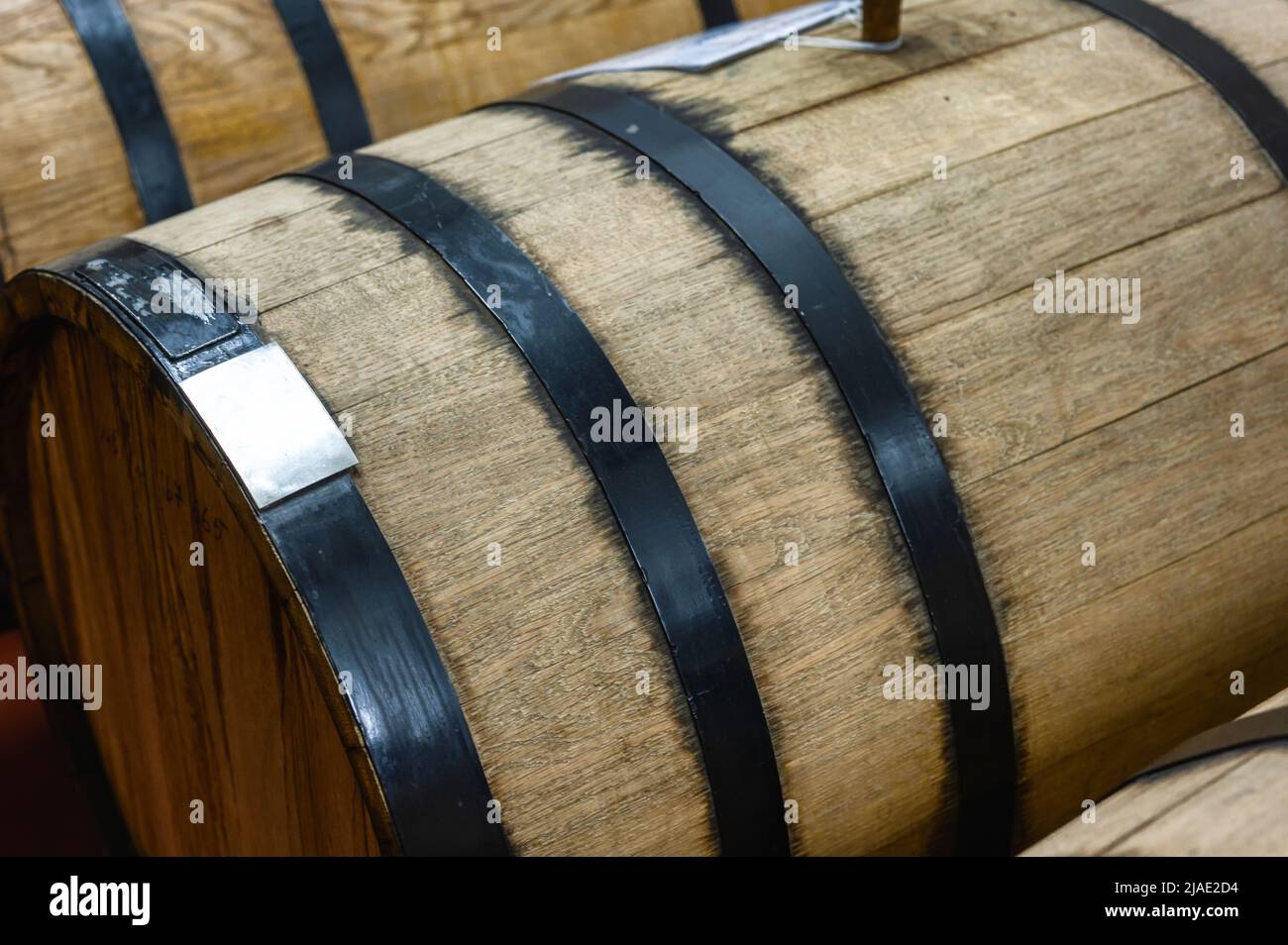 Eichenholzfässer für die Herstellung von alkoholischen Tinkturen und verschiedenen Alkohol Stockfoto