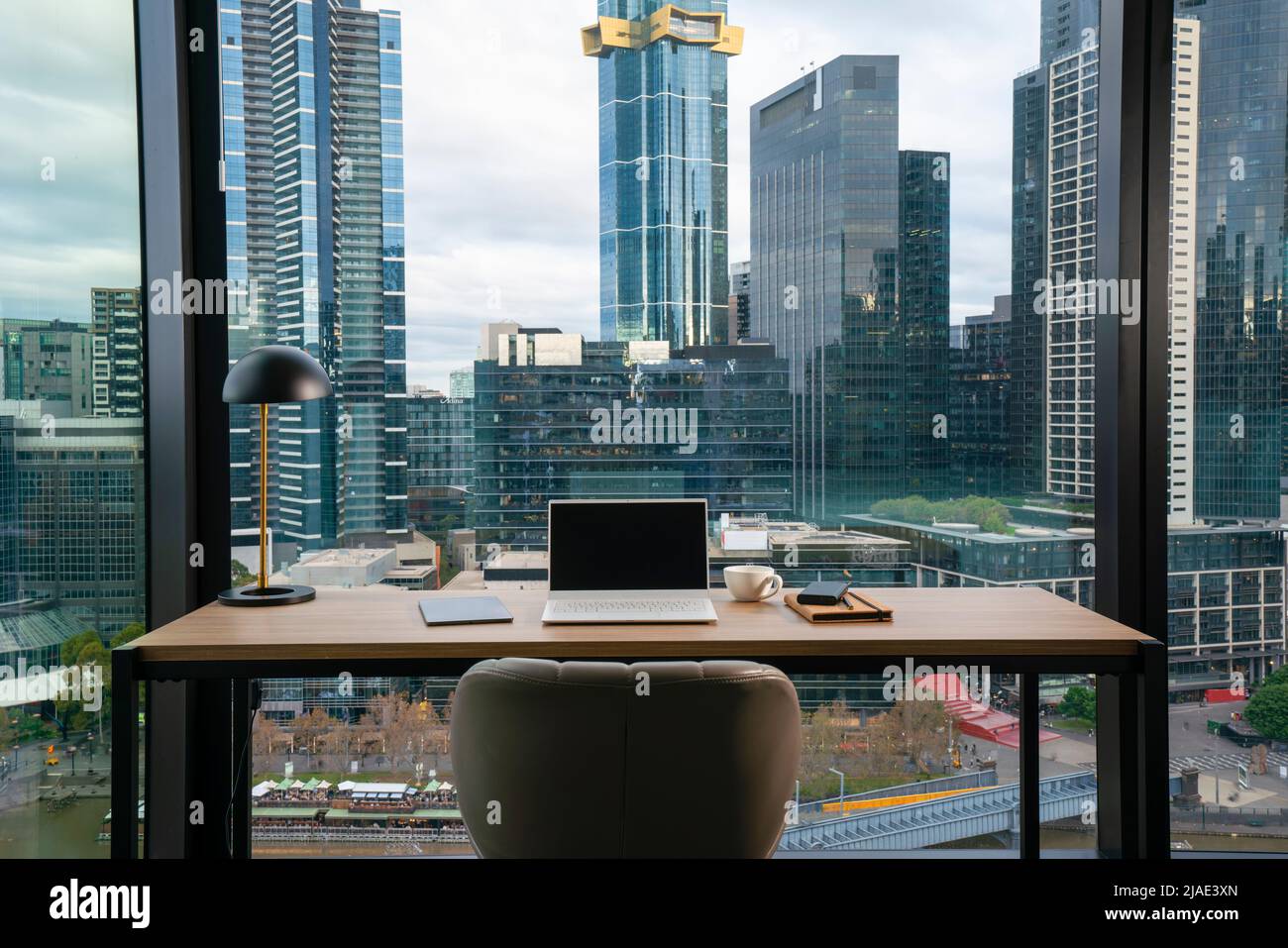 Schreibtisch mit Blick auf Wolkenkratzer in der modernen Stadt Stockfoto