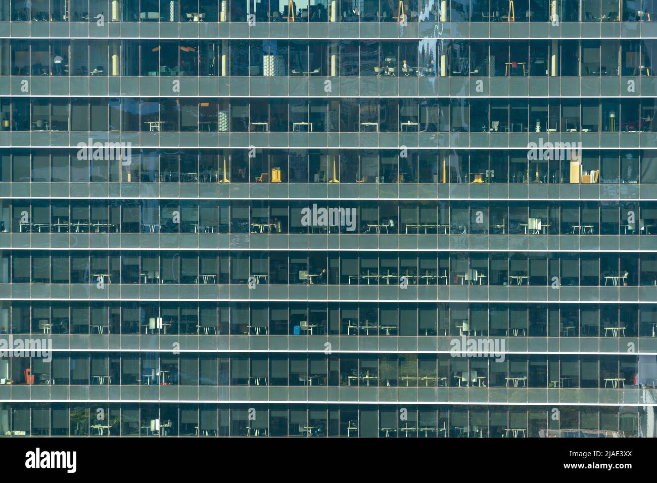 Melbourne, Australien - 3. Mai 2022: Blick auf die Fenster des Bürogebäudes Stockfoto