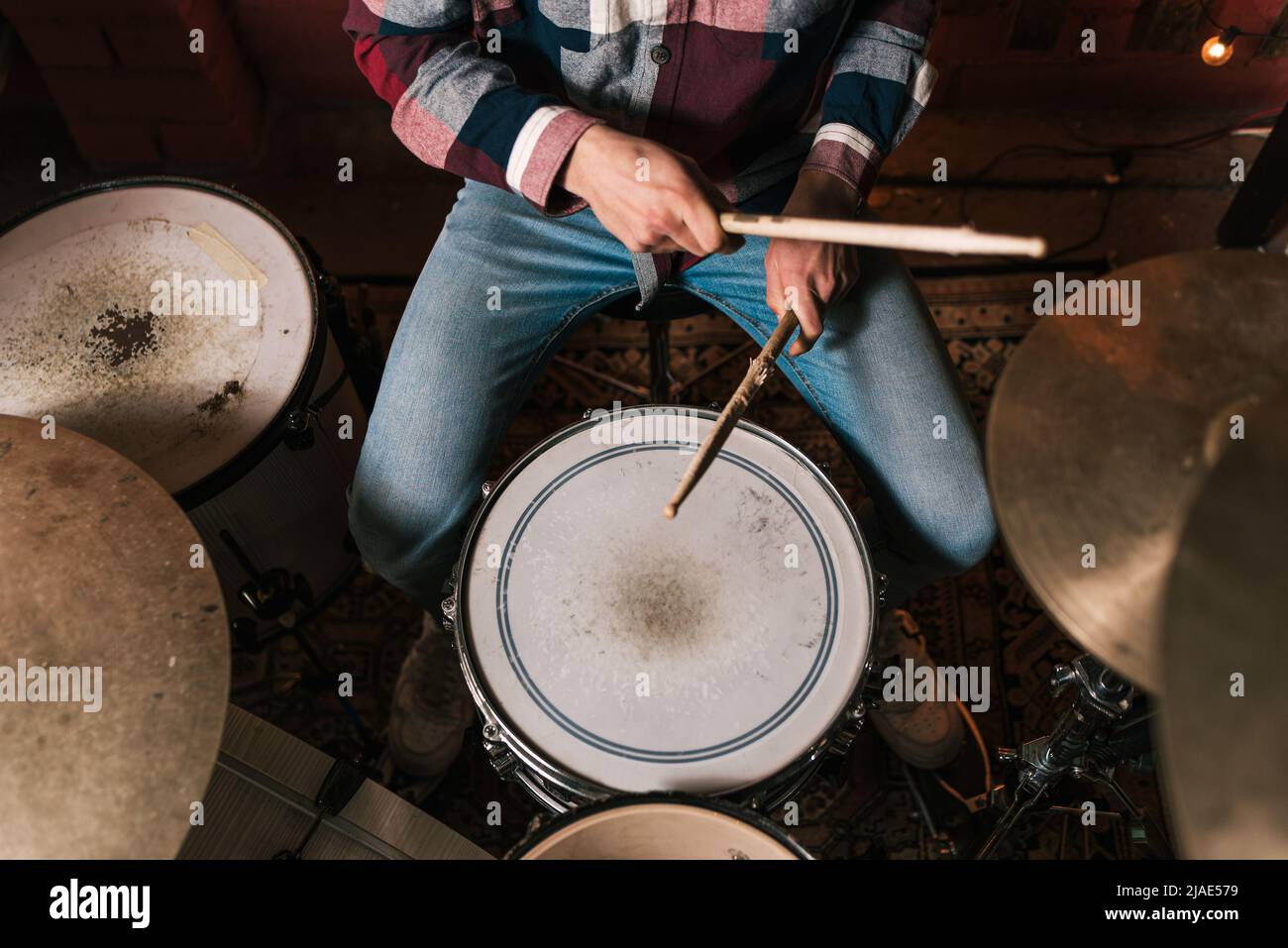 Von oben von Crop anonymer Musiker mit Drumsticks spielen auf Schlagzeug während Live-Musical-Performance Stockfoto