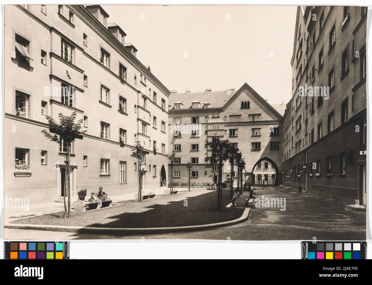 11., Grillegasse 40 / Herderplatz 6 / am Kanal 71 / Herbortgasse 22-24-Dr.-Franz-Klein-Hof-Hofansicht. Martin Gerlach jun. (1879-1944), Fotograf Stockfoto