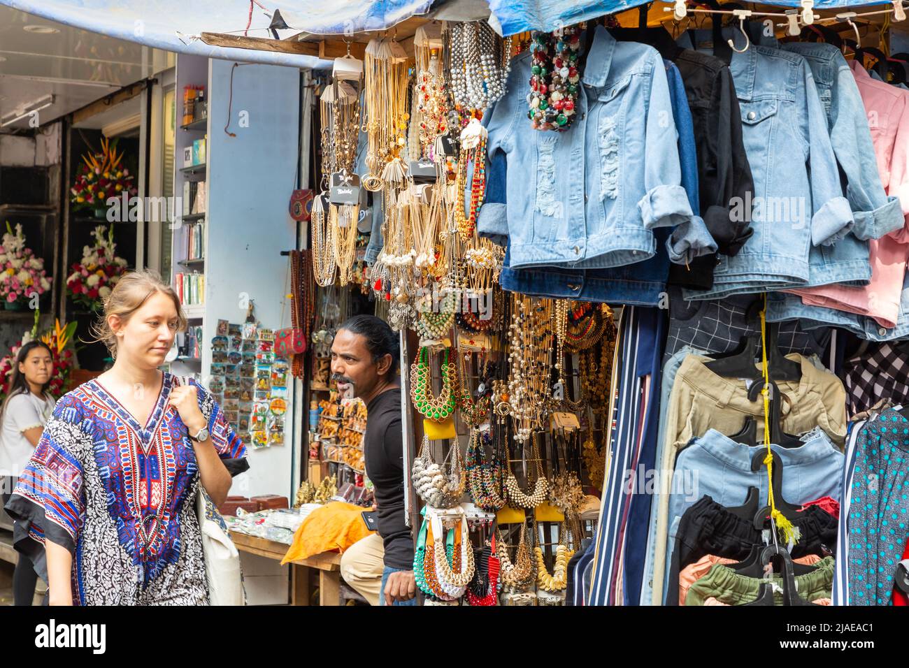 Mumbai, Indien - 13. Februar 2020: Mädchen, die die Straße von colaba entlang in mumbai Street Shopping geht Stockfoto