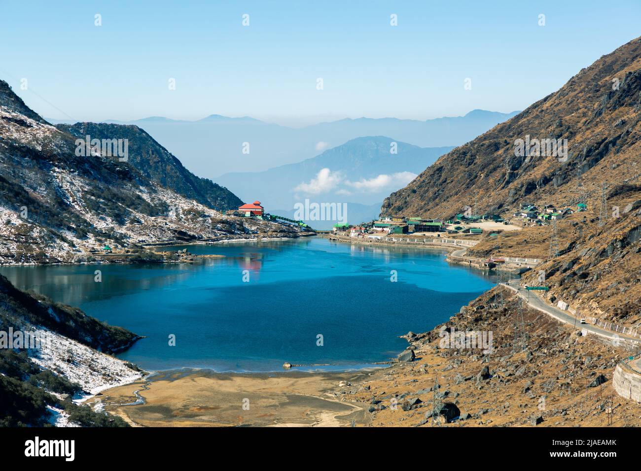 Sikkim, Indien - 1. Januar 2021: Blauer See in den Sikkim-Bergen Stockfoto