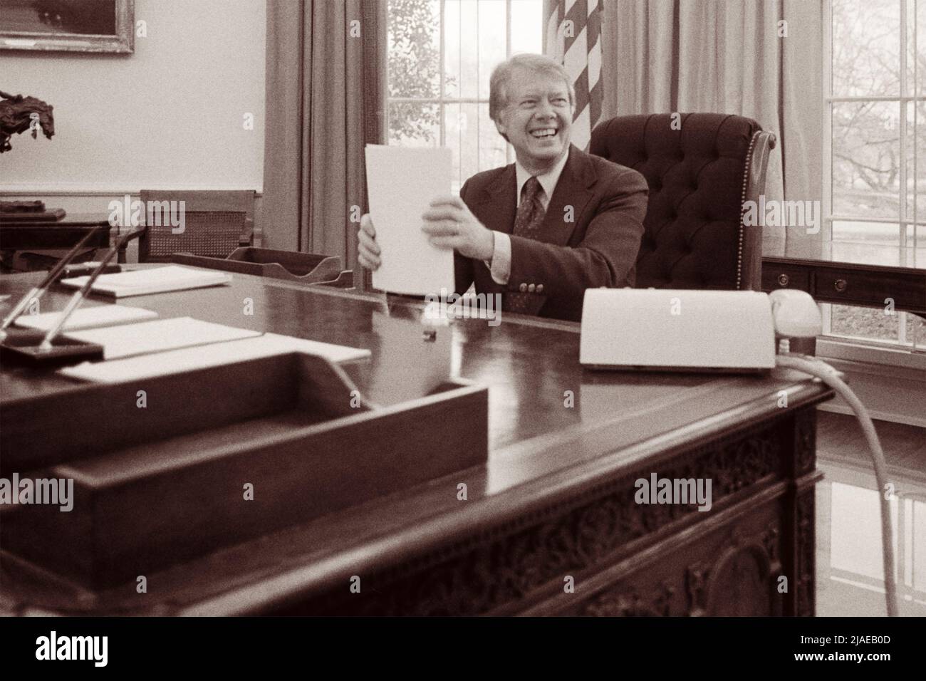 US-Präsident Jimmy Carter arbeitete am 2. Februar 1977 an einer Rede für das Fernsehen im Oval Office des Weißen Hauses, Washington, D.C.. (USA) Stockfoto