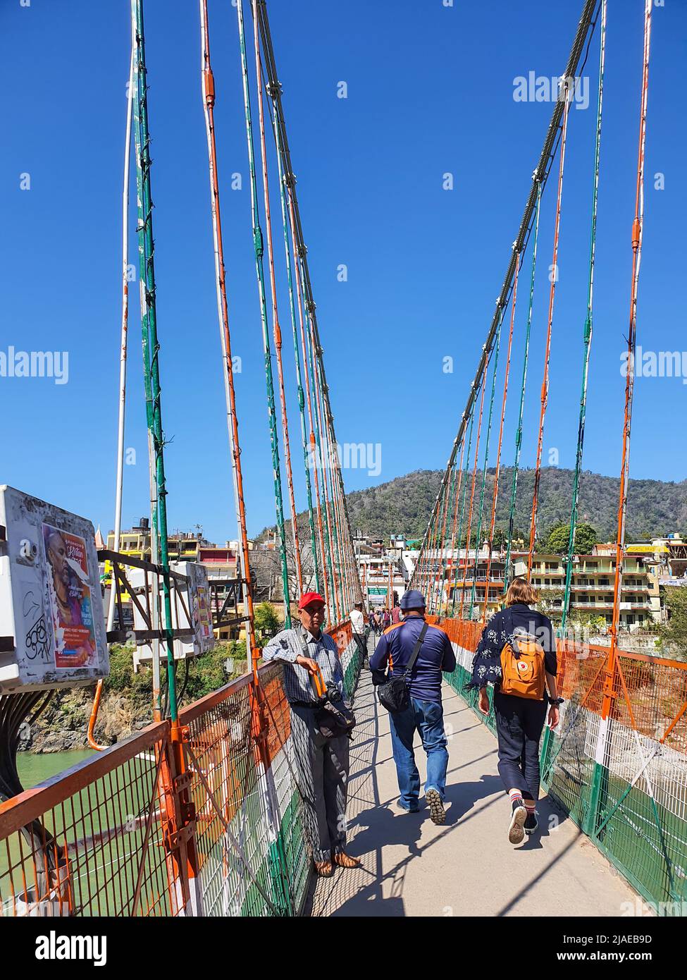 Rishikesh, Uttarakhand, Indien - 8. März 2020: Menschen auf der lakshman-jhula-Brücke in Rishikesh, Indien Stockfoto