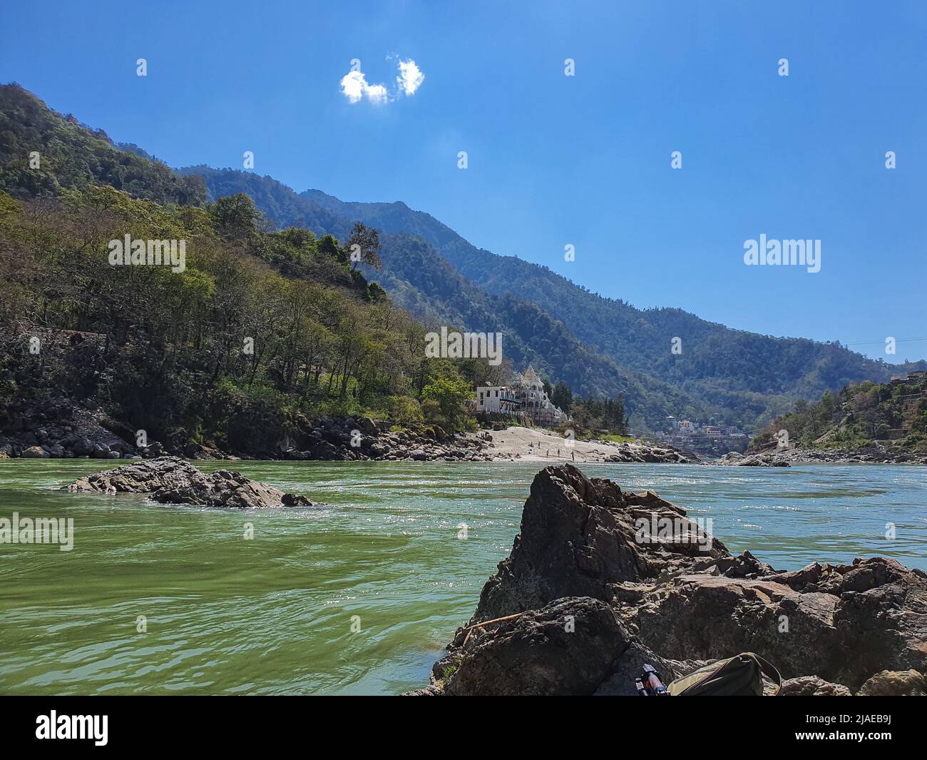 Rishikesh, Uttarakhand, Indien - 8. März 2020: Blick auf den ganga-Fluss und die Berge und Täler in Rishikesh, Indien Stockfoto