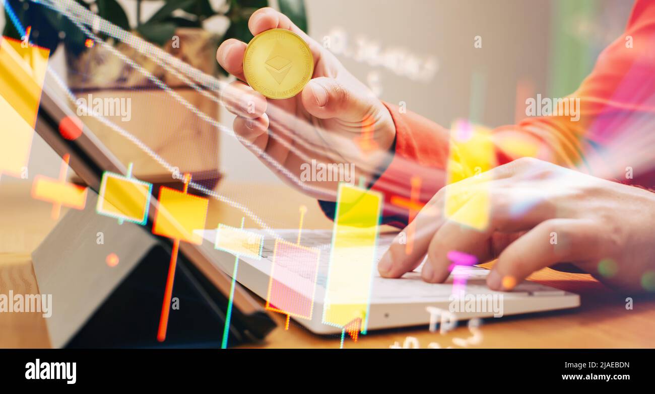 Eine Person hält Bitcoin-Münzen. Händler kaufen Verkauf Krypto Währung Bitcoin Konzept , Bitcoin Kauf Konzept. Stockfoto