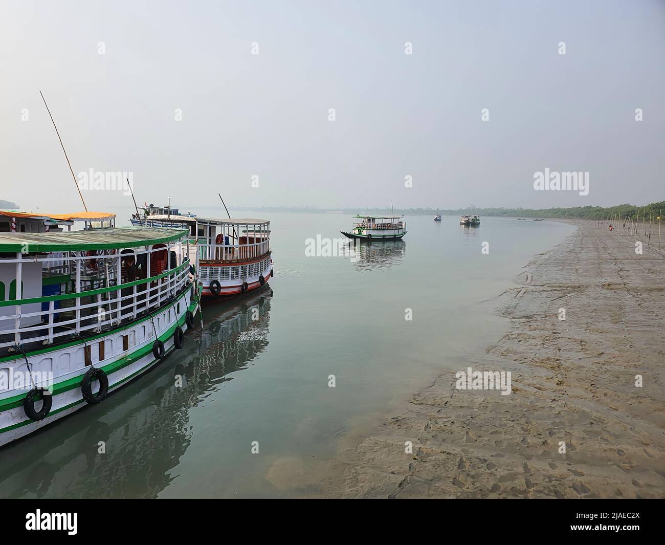 Sundarban, Westbengalen, Indien - 27. Dezember 2021: Boote im Fluss im sundarbans Nationalpark Stockfoto