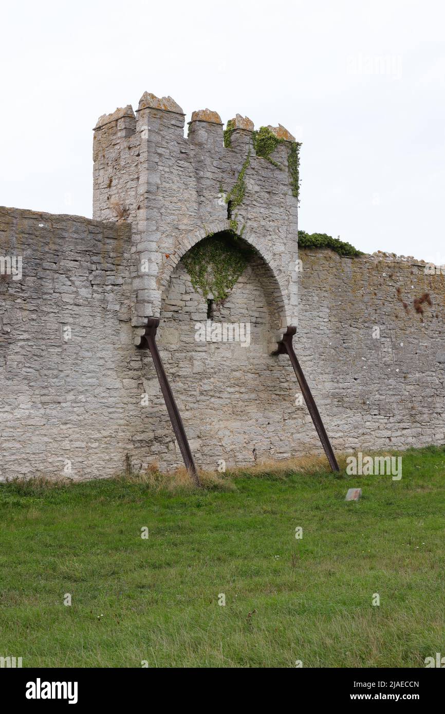 Stützpfeiler protestieren gegen einen der mittelalterlichen Stadtmauern von Visby. Stockfoto