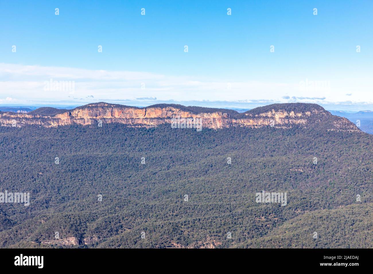 Jamison Valley im Blue Mountains Welterbe, Mount Solitary und Mount Gibraltar Sandstein Bergkette, NSW, Australai Stockfoto