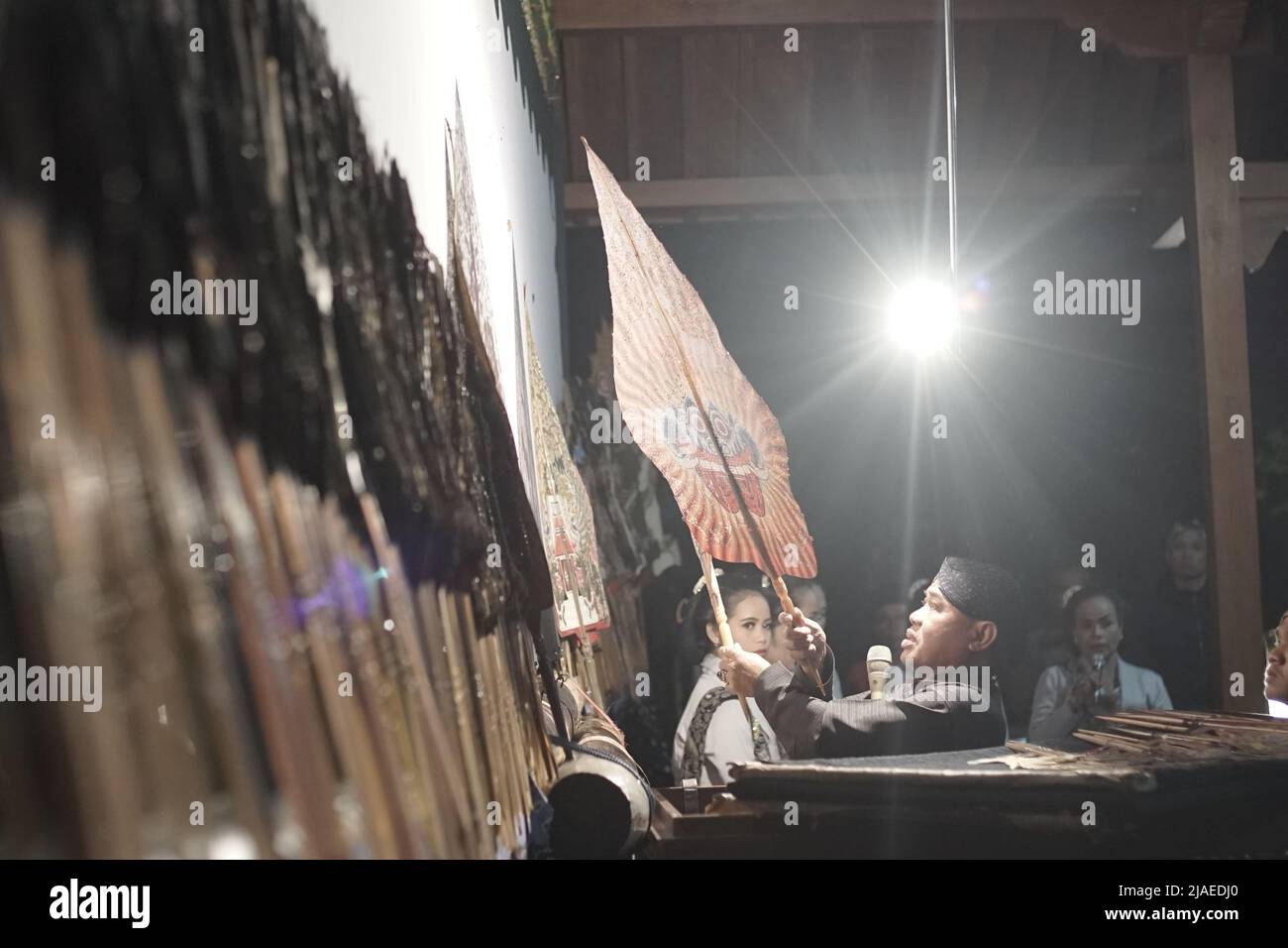 Ein Mann namens Dhalang spielt javanesische Schattenpuppe oder Wayang Kulit Stockfoto