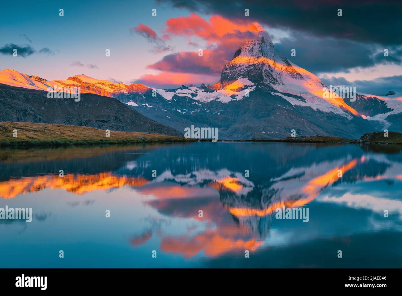 Bekannter, schöner Berggipfel und Bergblick vom Stellisee bei Sonnenaufgang, Zermatt, Kanton Wallis, Schweiz, Europa Stockfoto