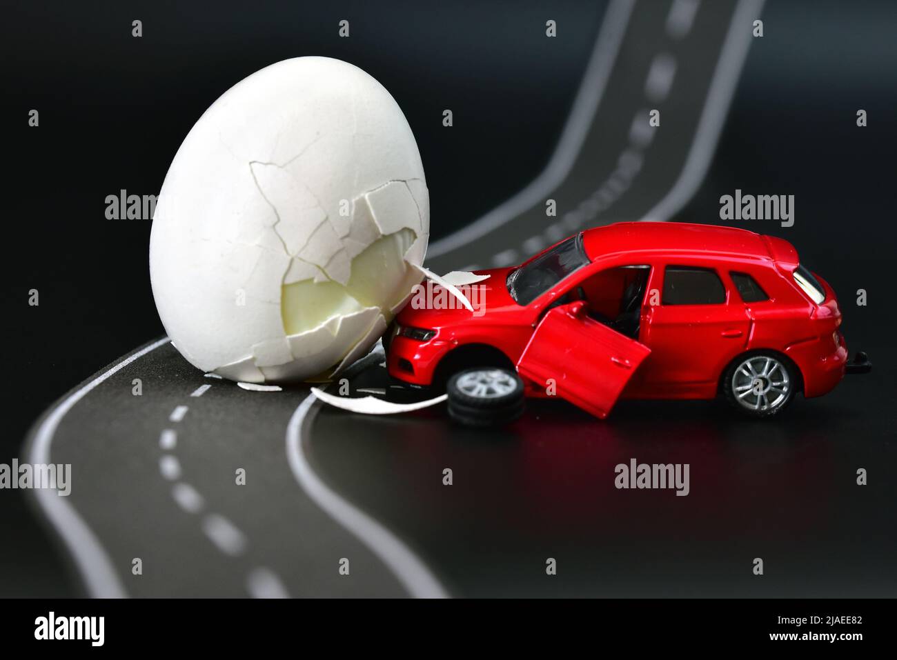 Ei mit Spielzeug Auto Chrash Unfall lustiges Bild Stockfoto