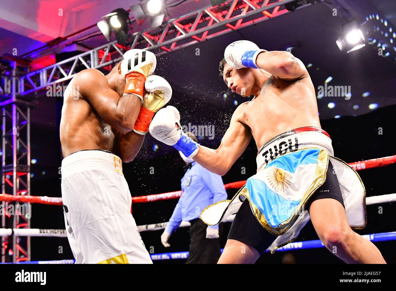 SAO PAULO, BRASILIEN - 29. Mai: (R-L) Cristian Fabian „El Tuca“ Rios schlägt Esquiva Falcão in ihrem super mittelharten Kampf während des Boxing for You 11 Events in der Arena de Lutas am 29. Mai 2022 in São Paulo, SP, Brasilien (Foto von Leandro Bernardes/Pximages) Kredit: Px Images/Alamy Live News Stockfoto