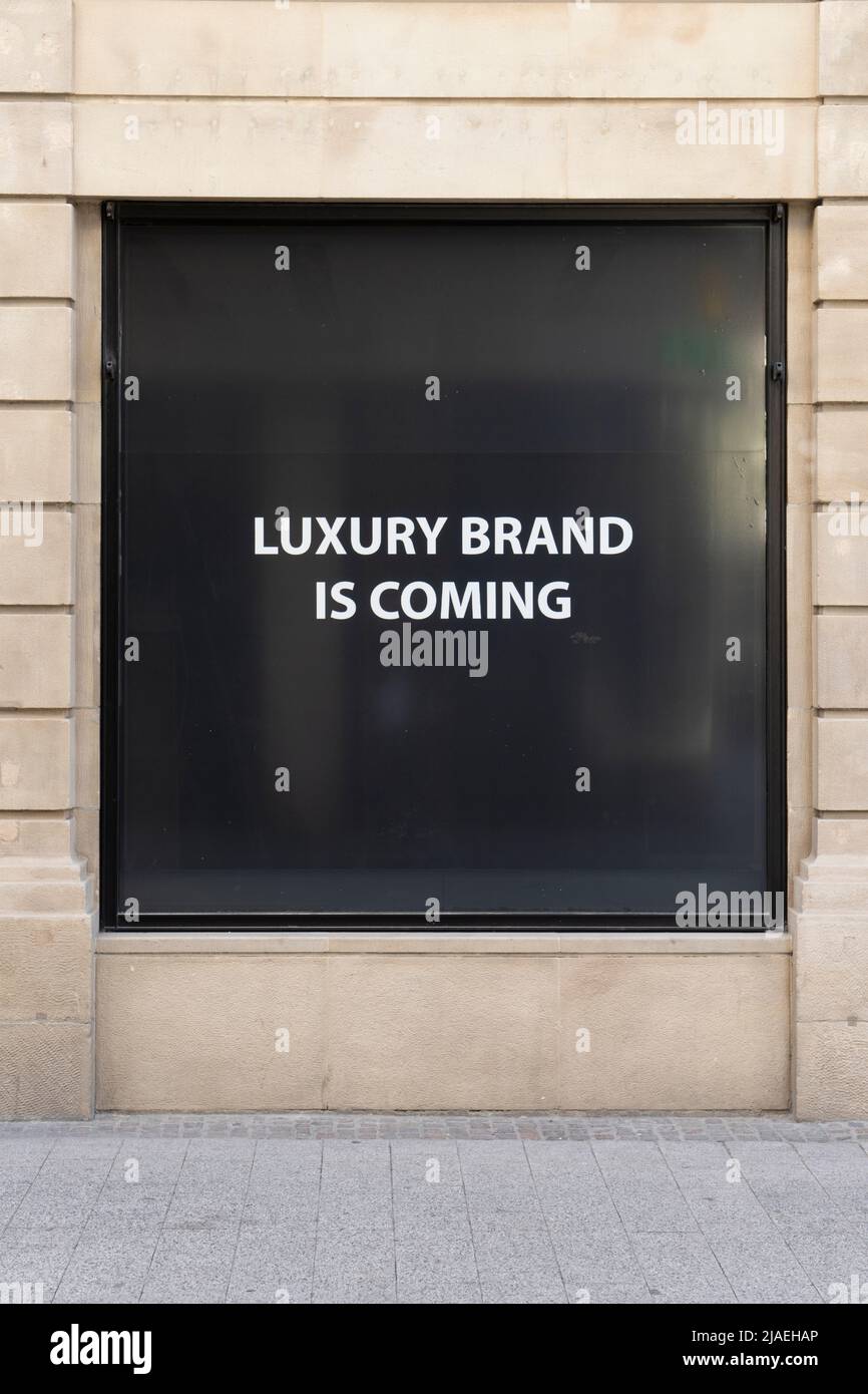 Luxemburg-Stadt, 2022. Mai. Das Schild mit der Marke Luxury erscheint bald auf einem Schaufenster im Stadtzentrum Stockfoto
