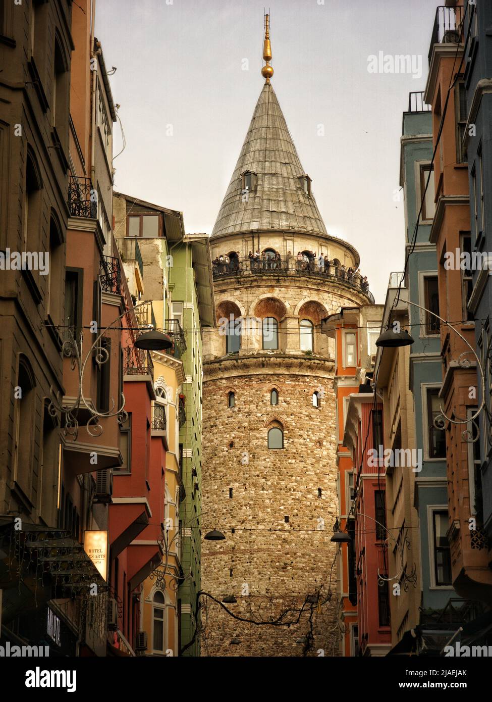 Beste Aussicht auf den Galata Tower im Golden Our. Fotospot in Istambul. Stockfoto