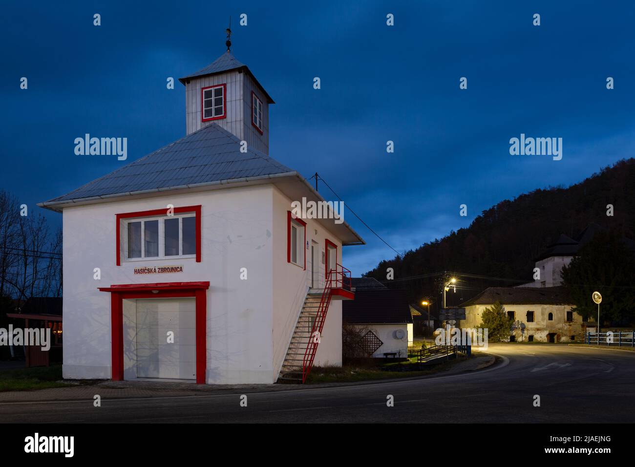 Feuerwehrhaus und Herrenhaus in Necpaly Dorf, Slowakei. Stockfoto