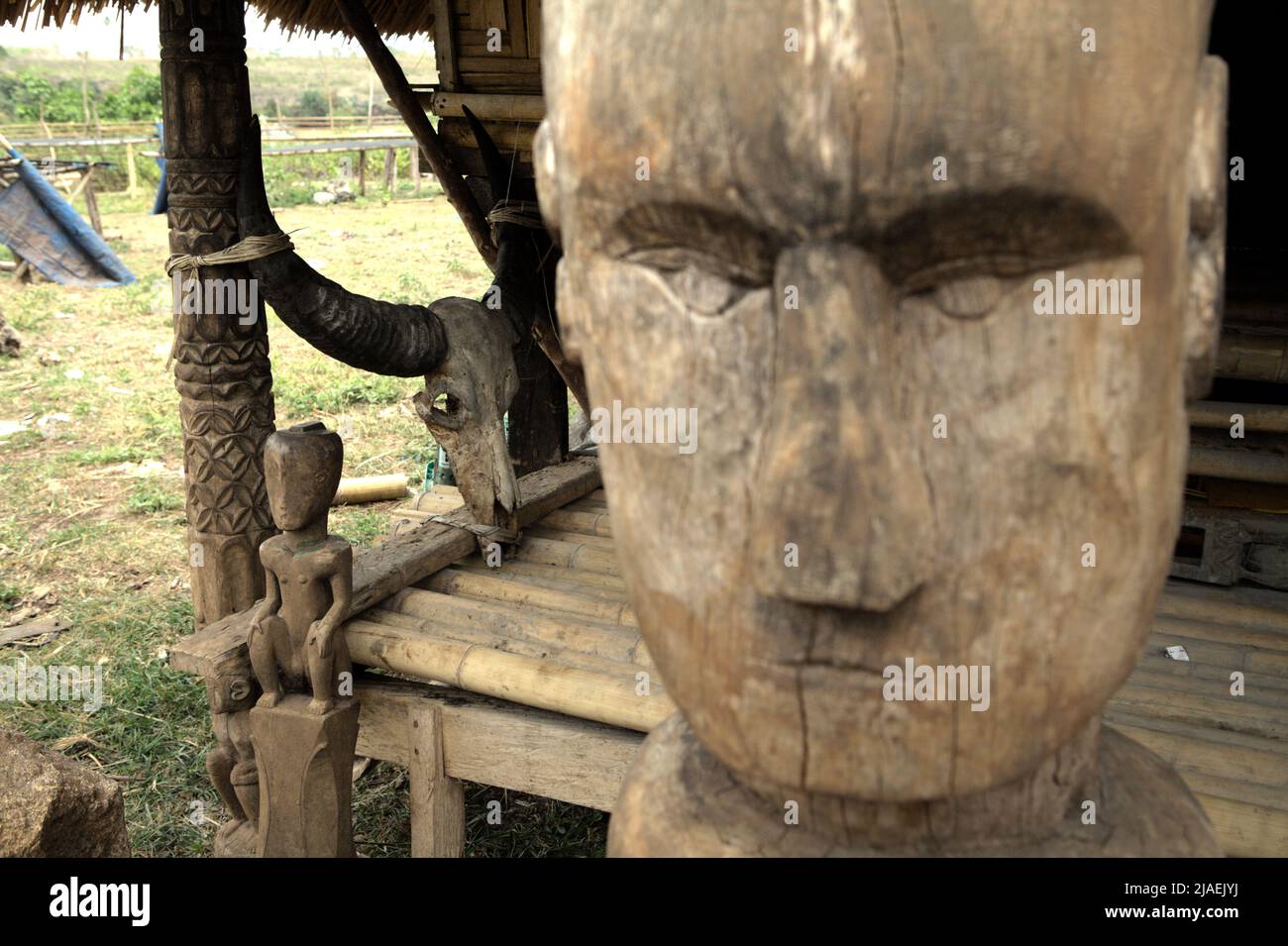 Holzskulpturen in Form von menschlichen Figuren in Pero, Pero Batang Dorfanlage, Kodi, Southwest Sumba, East Nusa Tenggara, Indonesien. Stockfoto