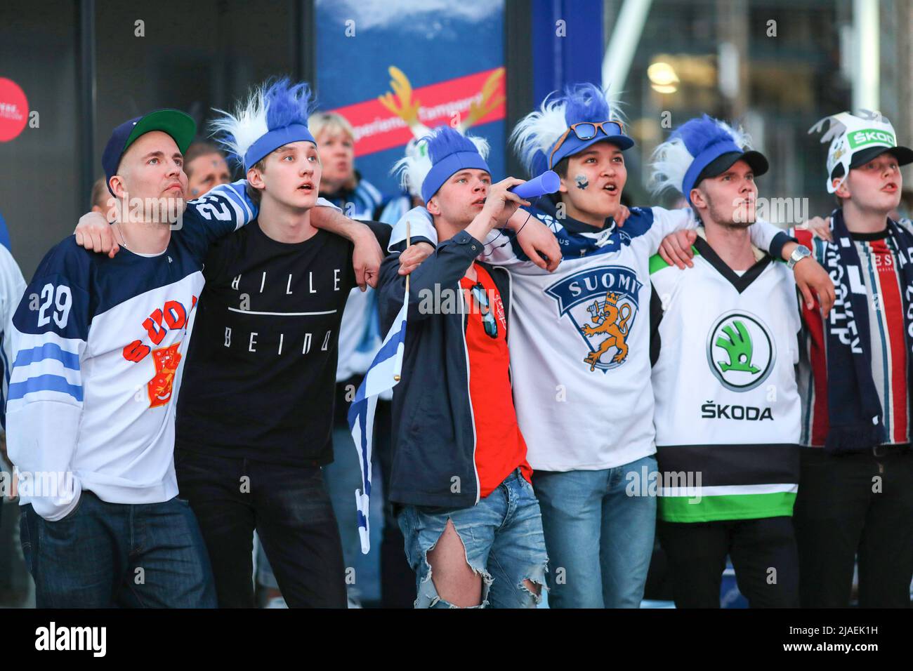 Tampere, Finnland. 29.. Mai 2022. Fans der finnischen Eishockey-Nationalmannschaft sorgen sich während des Finalspiels der Eishockey-Weltmeisterschaft 2022 um ihr Team. Finnland war Gastgeber des letzten Spiels der Eishockey-Weltmeisterschaft 2022. Die finnische Mannschaft spielte gegen die kanadische Mannschaft. Viele Fans der finnischen Nationalmannschaft versammelten sich in der Fanzone der Nokia Arena. Die Finnen gewannen Goldmedaillen. (Foto von Takimoto Marina/SOPA Images/Sipa USA) Quelle: SIPA USA/Alamy Live News Stockfoto