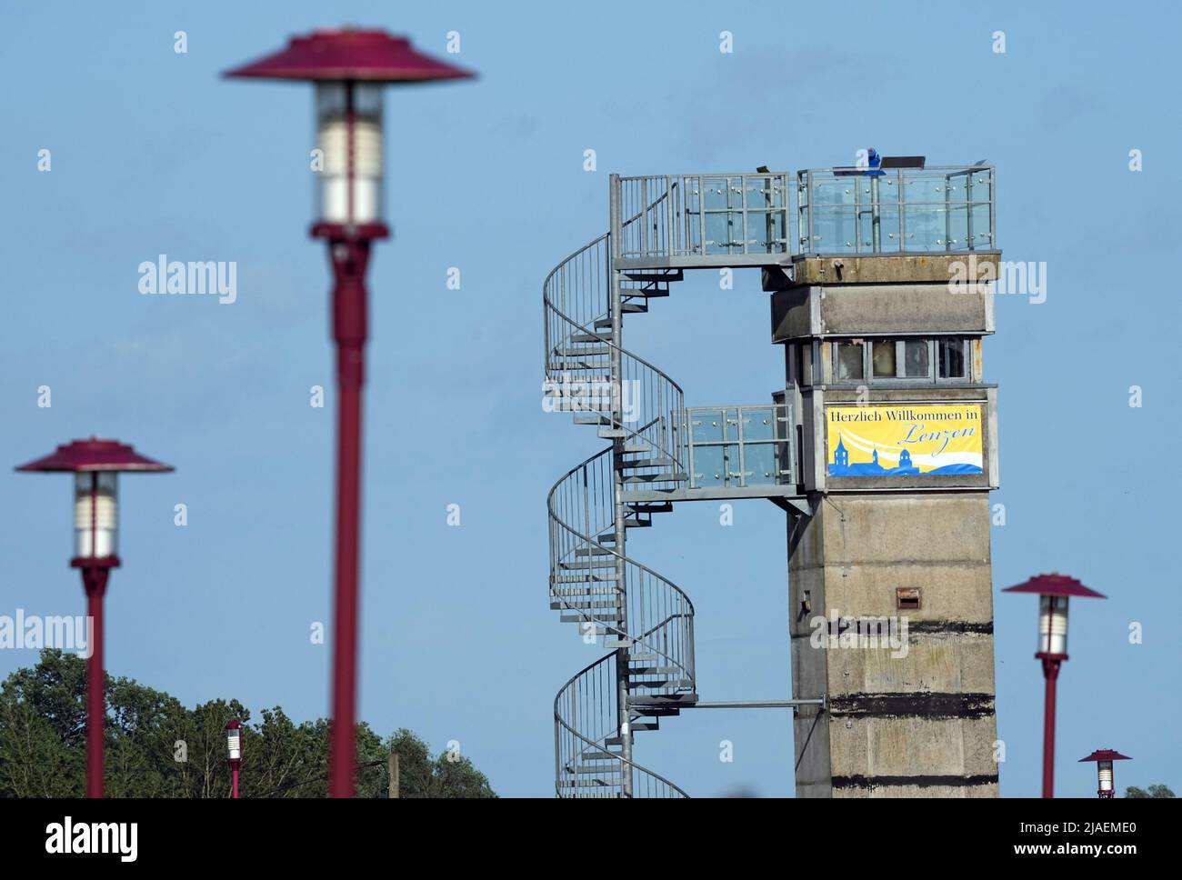27. Mai 2022, Brandenburg, Lenzen (Elbe): Der ehemalige Wachturm der DDR-Grenztruppen an der Elbe in der Nähe der Anlegestelle der Fähre Pevestorf-Lenzen. Der Turm ist nur wenige Meter vom Flussufer entfernt und wurde in einen Aussichtspunkt umgewandelt. Foto: Soeren Sache/dpa Stockfoto