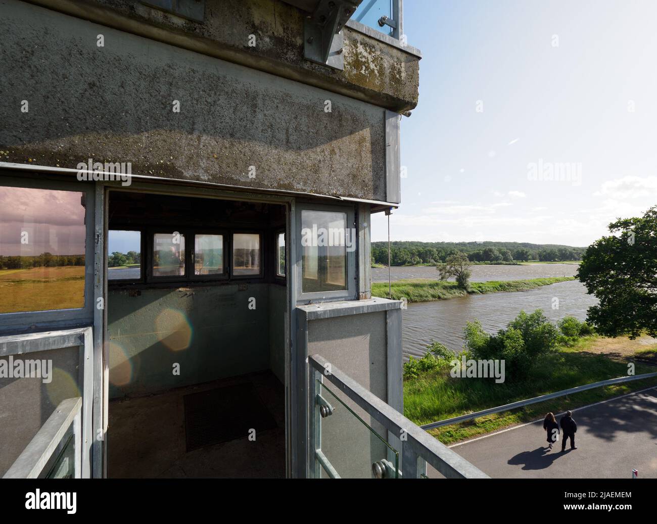 27. Mai 2022, Brandenburg, Lenzen (Elbe): Der ehemalige Wachturm der DDR-Grenztruppen an der Elbe in der Nähe der Anlegestelle der Fähre Pevestorf-Lenzen. Der Turm ist nur wenige Meter vom Flussufer entfernt und wurde in einen Aussichtspunkt umgewandelt. Foto: Soeren Sache/dpa Stockfoto