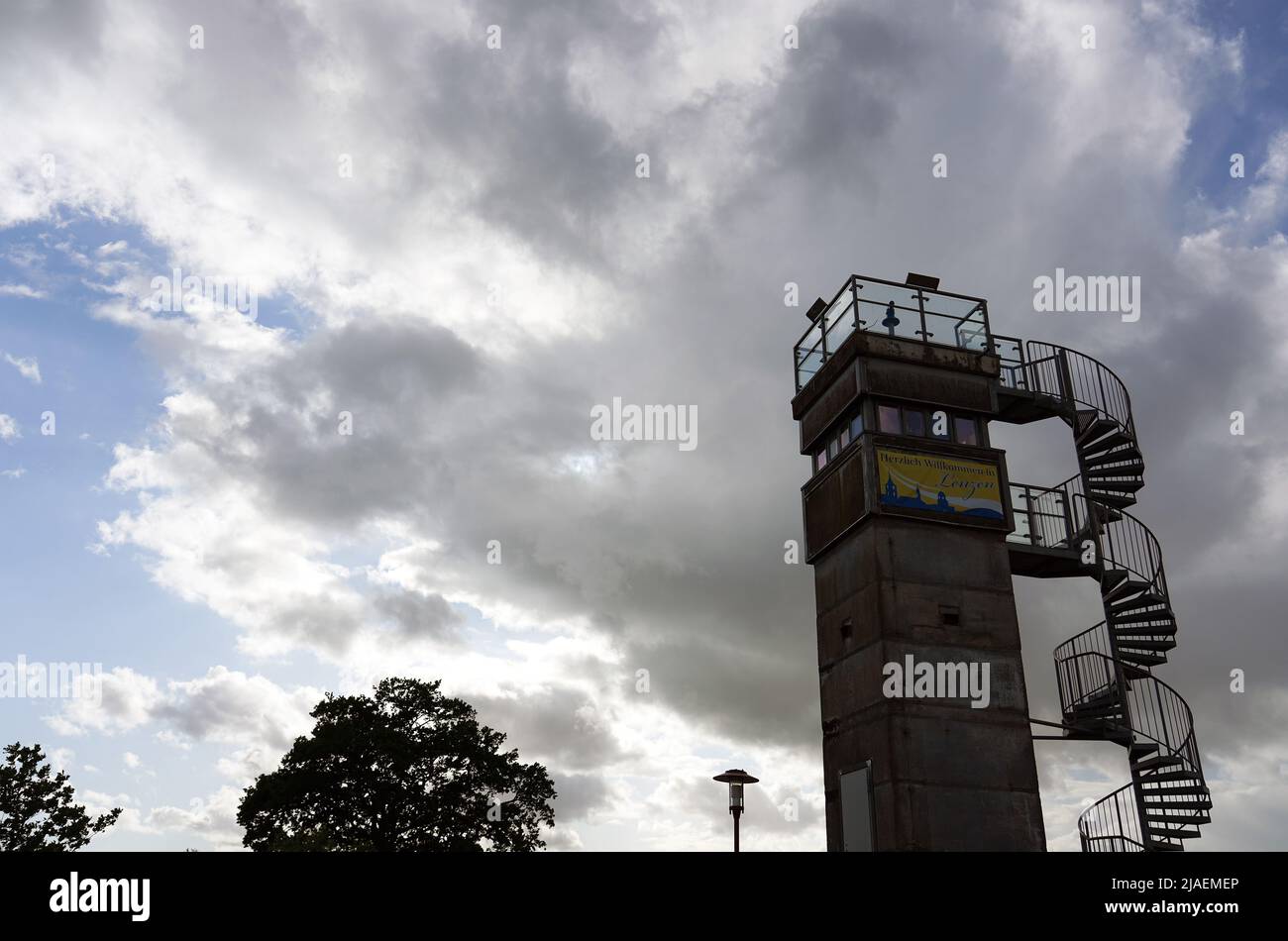 27. Mai 2022, Brandenburg, Lenzen (Elbe): Der ehemalige Wachturm der DDR-Grenztruppen an der Elbe in der Nähe der Anlegestelle der Fähre Pevestorf-Lenzen. Der Turm ist nur wenige Meter vom Flussufer entfernt und wurde in einen Aussichtspunkt umgewandelt. Foto: Soeren Sache/dpa Stockfoto