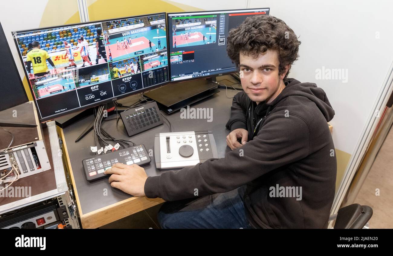 28. Mai 2022, Schleswig-Holstein, Lübeck: Elian Terelle, Preisträger aus Rheinland-Pfalz im Bereich Mathematik/Informatik beim Bundesfinale von Jugend forscht 57., entwickelte Software und Hardware für sein eigenes Low-Cost-System für Live-Videoübertragungen im Sport. So können spannende Spielszenen zurückgespult und in jeder gewünschten Geschwindigkeit wiederholt werden. Insgesamt 108 Forschungsprojekte nahmen am Landesfinale von „Jugend forscht“ 57. Teil. Foto: Markus Scholz/dpa Stockfoto