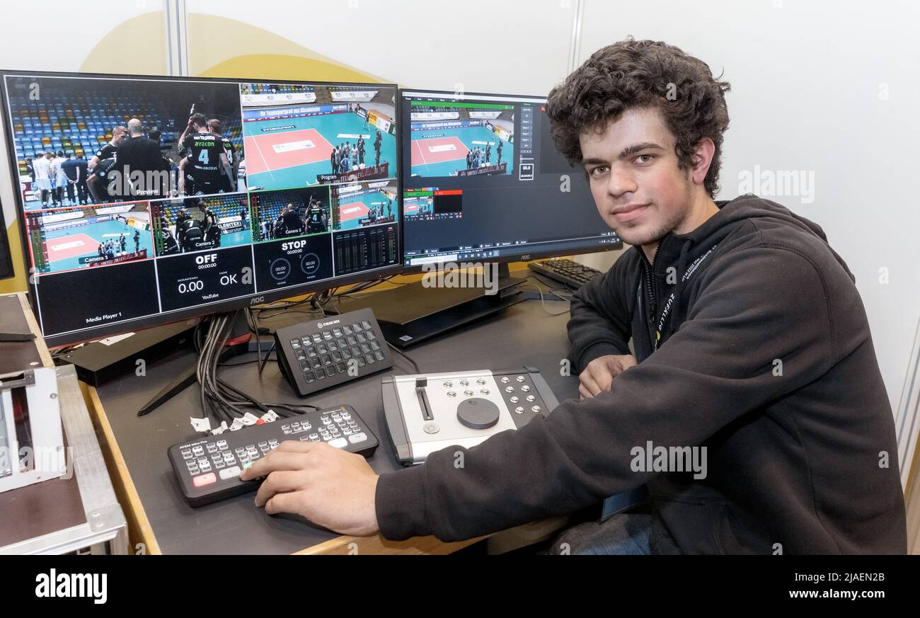 28. Mai 2022, Schleswig-Holstein, Lübeck: Elian Terelle, Preisträger aus Rheinland-Pfalz im Bereich Mathematik/Informatik beim Bundesfinale von Jugend forscht 57., entwickelte Software und Hardware für sein eigenes Low-Cost-System für Live-Videoübertragungen im Sport. So können spannende Spielszenen zurückgespult und in jeder gewünschten Geschwindigkeit wiederholt werden. Insgesamt 108 Forschungsprojekte nahmen am Landesfinale von „Jugend forscht“ 57. Teil. Foto: Markus Scholz/dpa Stockfoto