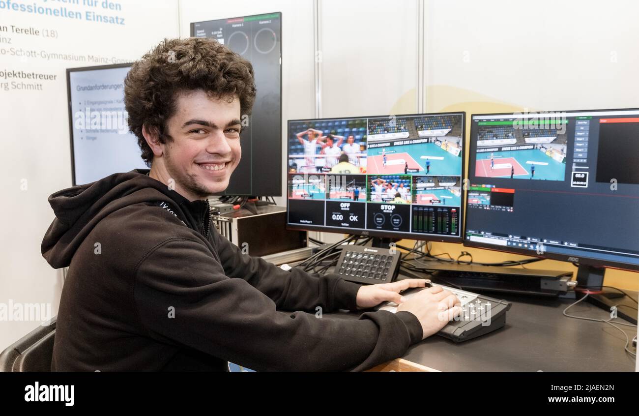 28. Mai 2022, Schleswig-Holstein, Lübeck: Elian Terelle, Preisträger aus Rheinland-Pfalz im Bereich Mathematik/Informatik beim Bundesfinale von Jugend forscht 57., entwickelte Software und Hardware für sein eigenes Low-Cost-System für Live-Videoübertragungen im Sportbereich. So können spannende Spielszenen zurückgespult und in jeder gewünschten Geschwindigkeit wiederholt werden. Insgesamt 108 Forschungsprojekte nahmen am Landesfinale von „Jugend forscht“ 57. Teil. Foto: Markus Scholz/dpa Stockfoto